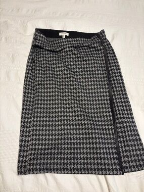 Max Studio Black and Gray Houndstooth Midi Skirt with Side Trim